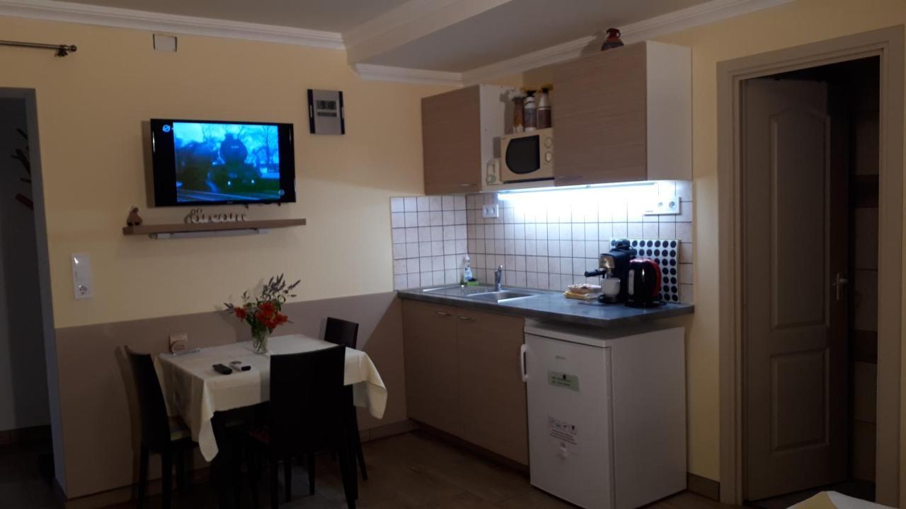 Mini Vendeghaz Budaoers Buitenkant foto